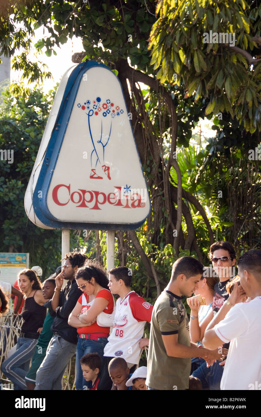 I cubani nella lunga coda in attesa di andare all'interno della famosa gelateria Coppelia in Verdado Havana Cuba Foto Stock