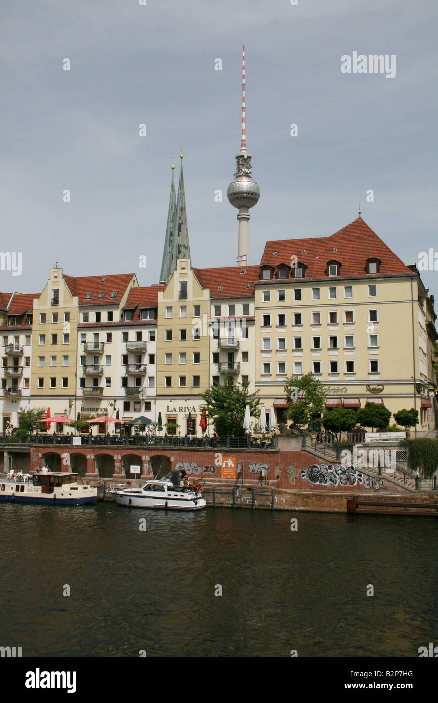 Fernsehturm TV Tower e Nikolaiviertel ricreato un quartiere storico con il fiume Spree Berlino Germania Maggio 2008 Foto Stock