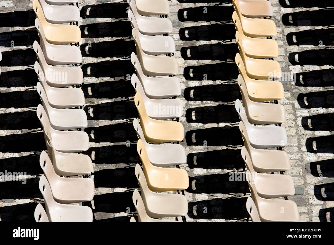 Righe di svuotare le sedie in plastica Foto Stock