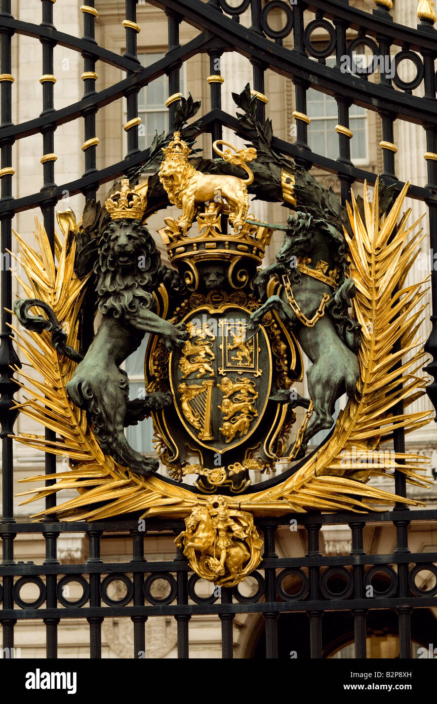 Insegne Regali alle porte di Buckingham Palace di Londra Foto Stock