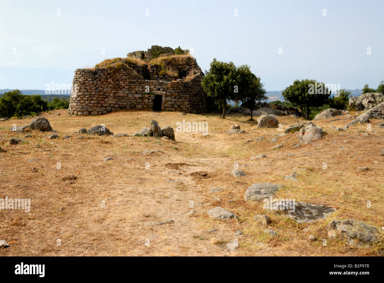Un edificio storico chiamato un nuraghe nelle colline della Sardegna Foto Stock