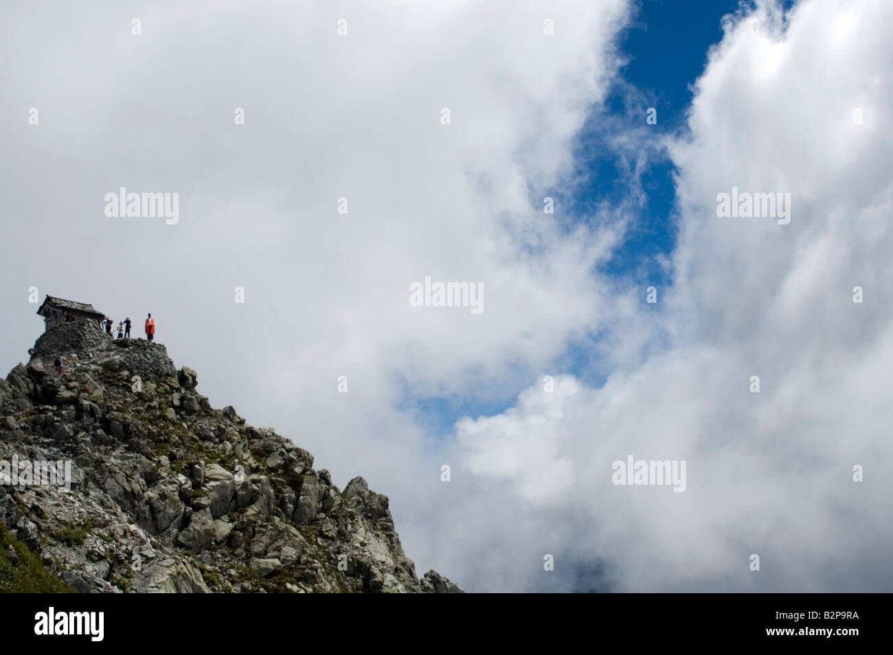 Un derubato lo Shintoismo sacerdote in piedi accanto a un santuario sul vertice di Oyama a nord delle Alpi, Toyama, Giappone Foto Stock