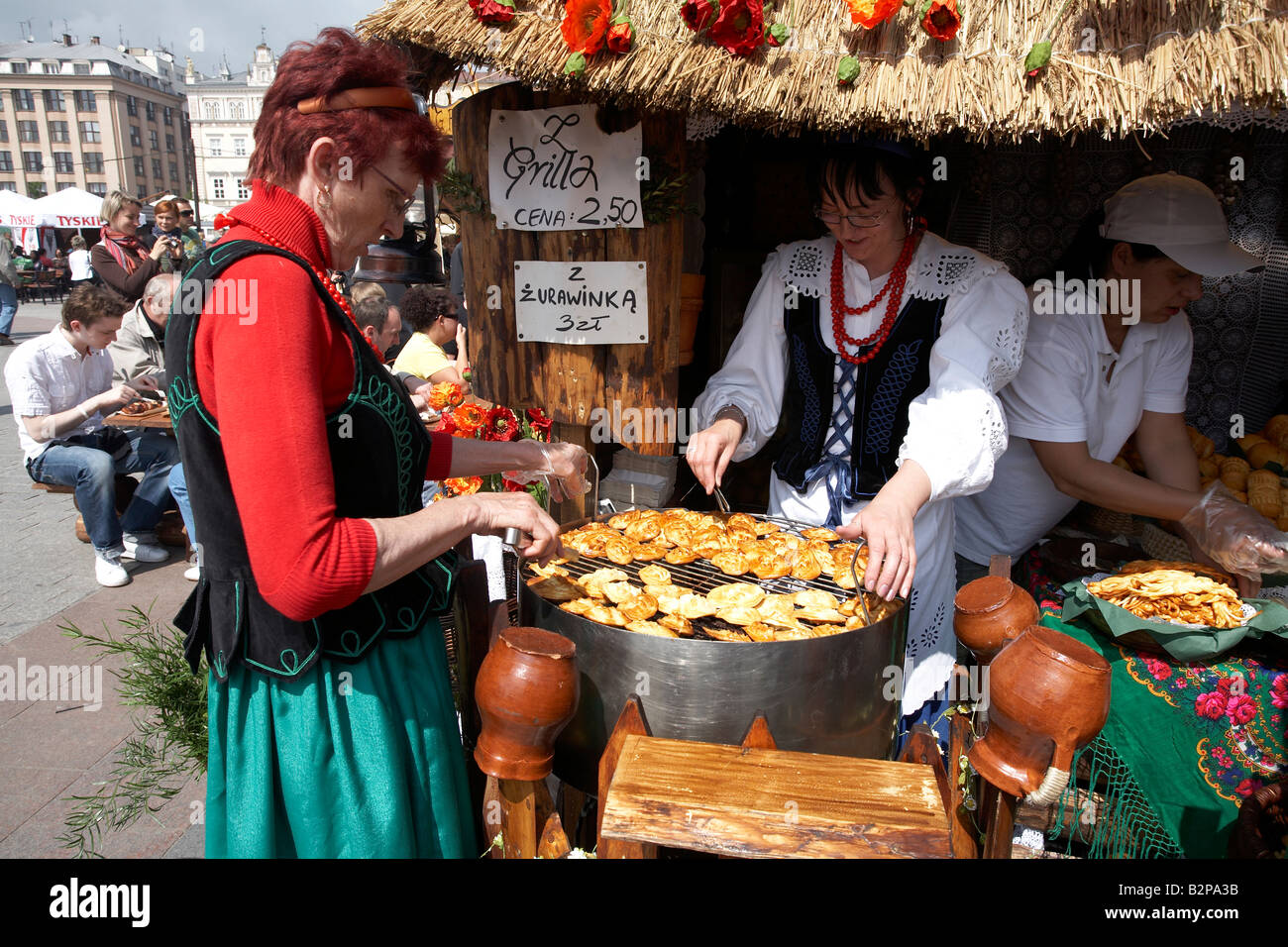 La Polonia Malopolska Cracovia Rynek Glowny stallo alimentare tradizionale di vendita Oscypki formaggi mercato di Pasqua Foto Stock