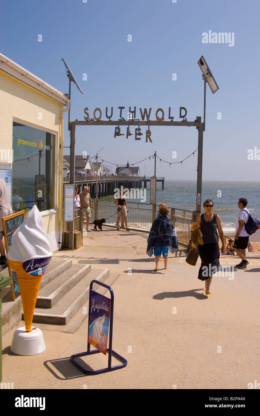 La gente sul molo in una calda giornata estiva a Southwold,Suffolk, Regno Unito Foto Stock