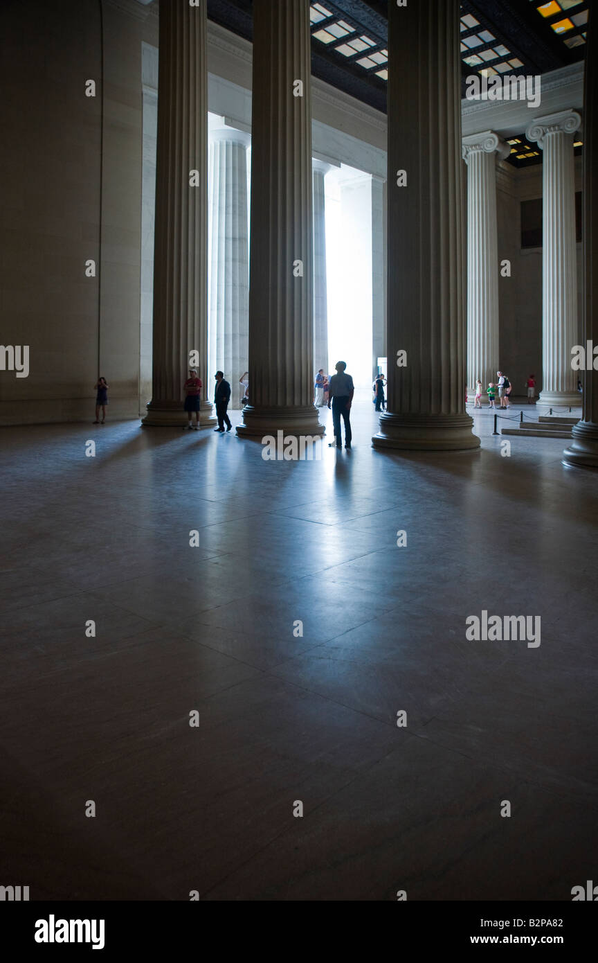 Le colonne i turisti all'interno del Lincoln Memorial monumento, Washington DC, Stati Uniti d'America Foto Stock