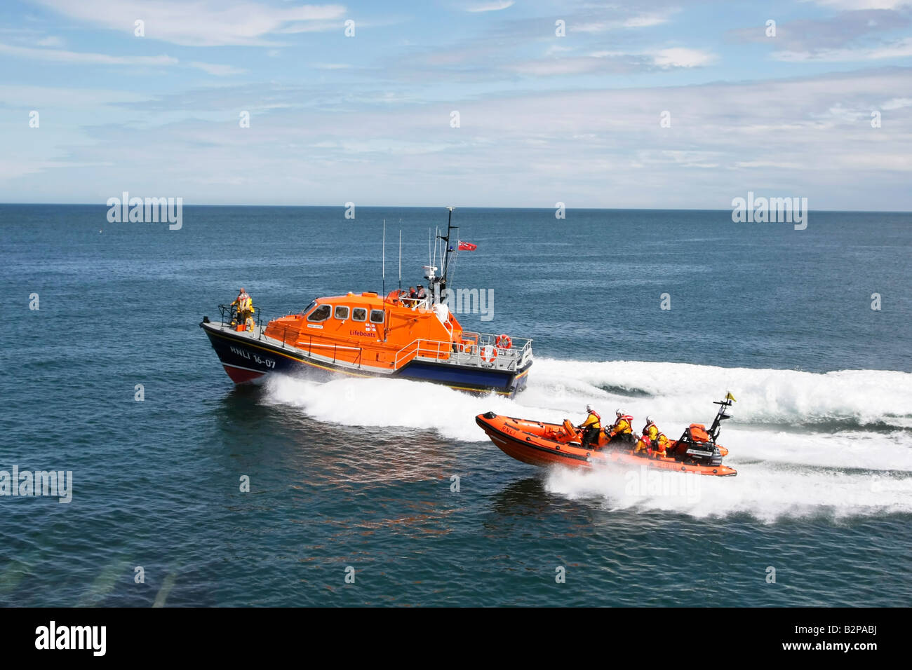 Il Cromer e Sheringham barche di velocità in azione al passato del Cromer boathouse Foto Stock