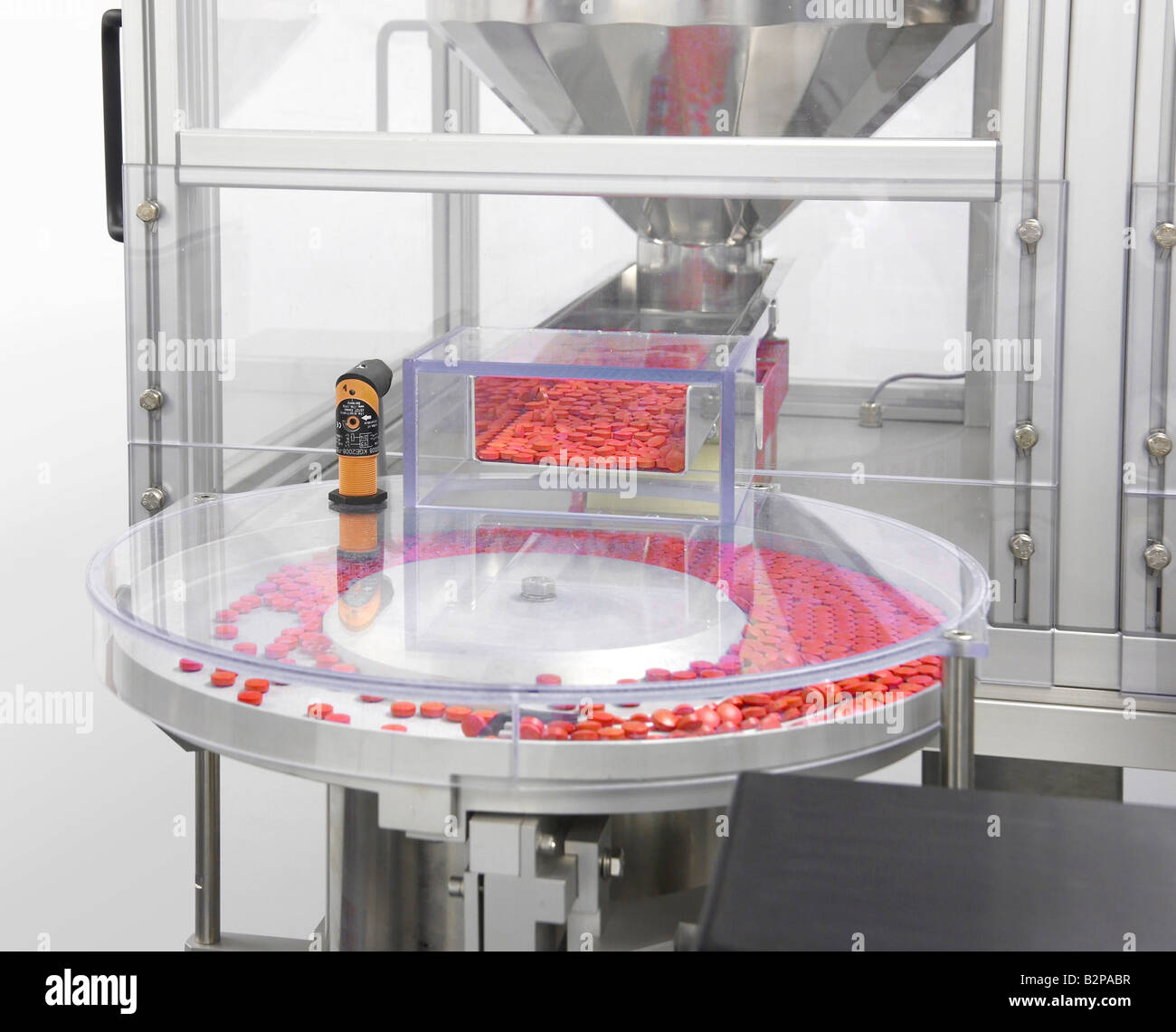 Ordinamento della macchina pillole medicinali prima del riempimento Foto Stock