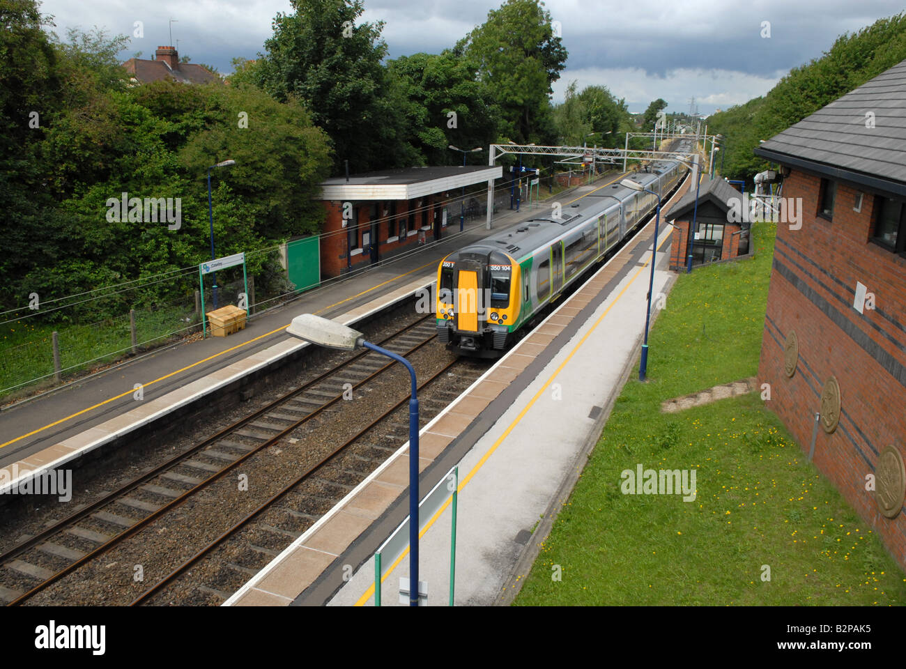 Treno passa attraverso halifax hx6 2np stazione ferroviaria nel West Midlands Foto Stock