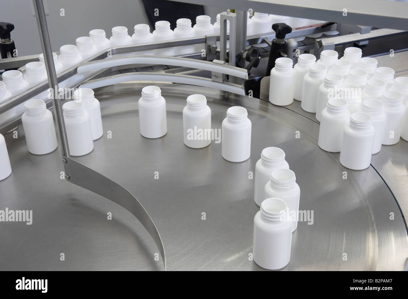 Pillola medicina compressa Bottiglie riempite in imbottigliamento farmaceutica complessivo impianto di linea Foto Stock
