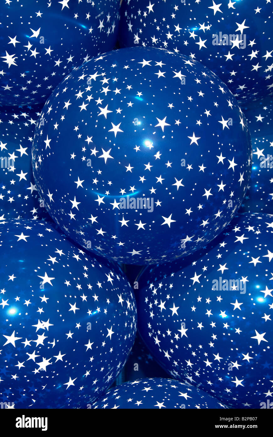 Un grappolo di palloncini blu con stelle bianche in fiera Foto Stock