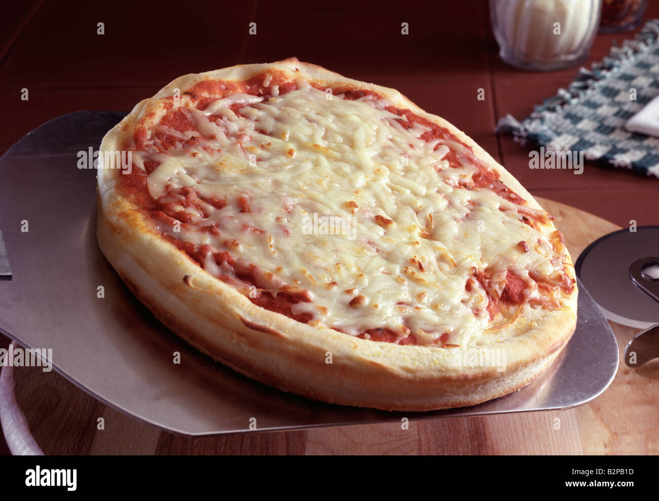 La Pizza sul peel essendo servito a un tavolo in un ristorante, STATI UNITI D'AMERICA Foto Stock