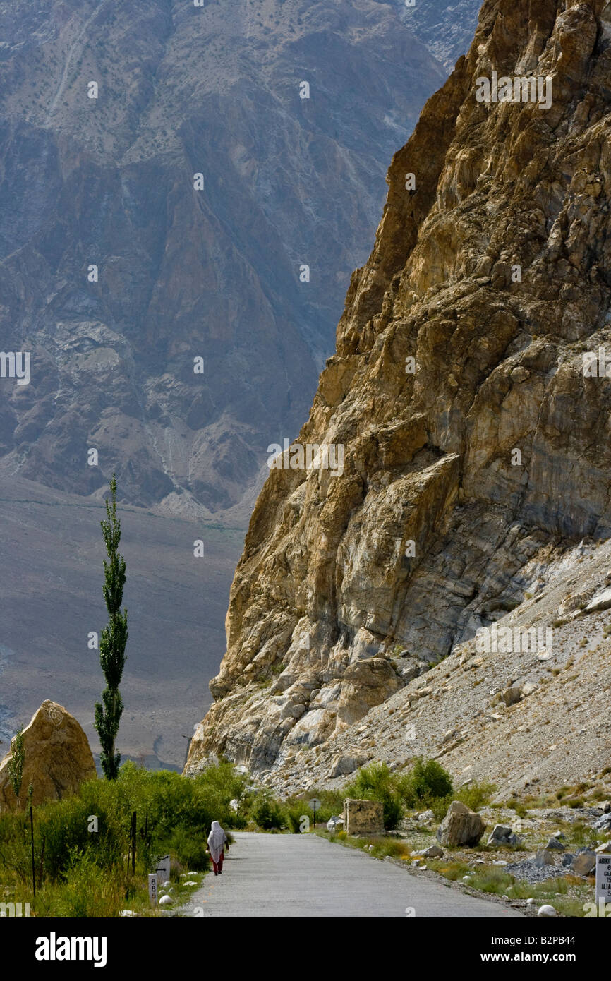 Wakhi donna sulla Karakoram Highway in Passu aree del Nord del Pakistan Foto Stock