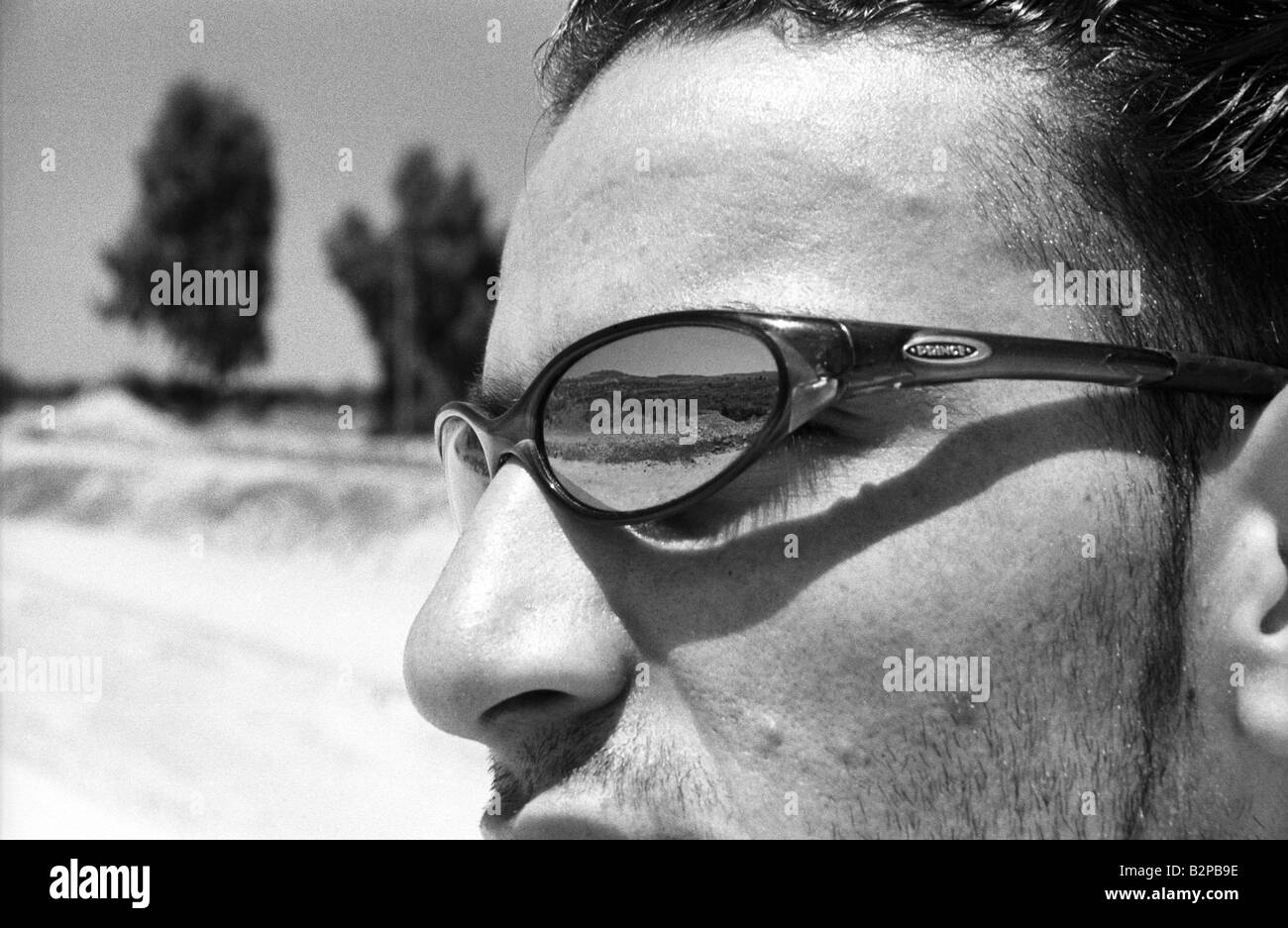 Il relection di agricoltori palestinesi la terra nel suo specchio occhiali. Questa terra che egli non può più accedere come gli israeliani hanno preso Foto Stock