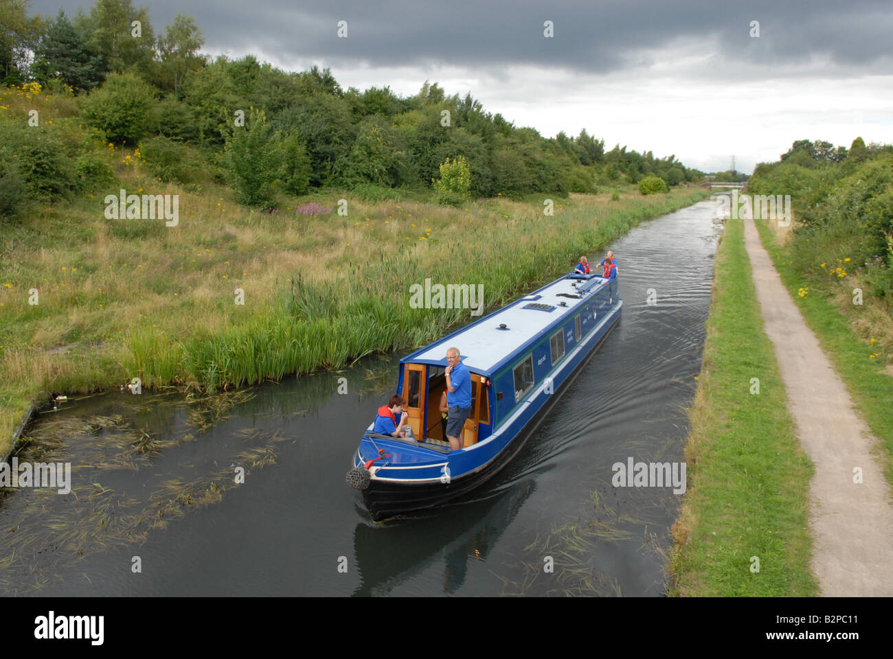 Un avvicinamento narrowboat halifax hx6 2np Canal Tunnel nel West Midlands Foto Stock