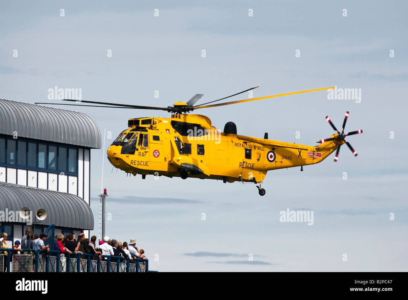 La RAF Sea King elicottero di soccorso vola basso passato Cromer Pier Foto Stock