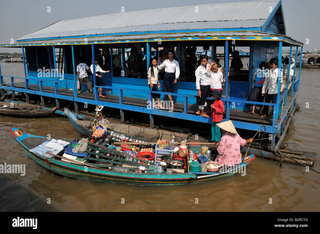 Scuola galleggiante e floating mensa a Tonle Sap Foto Stock