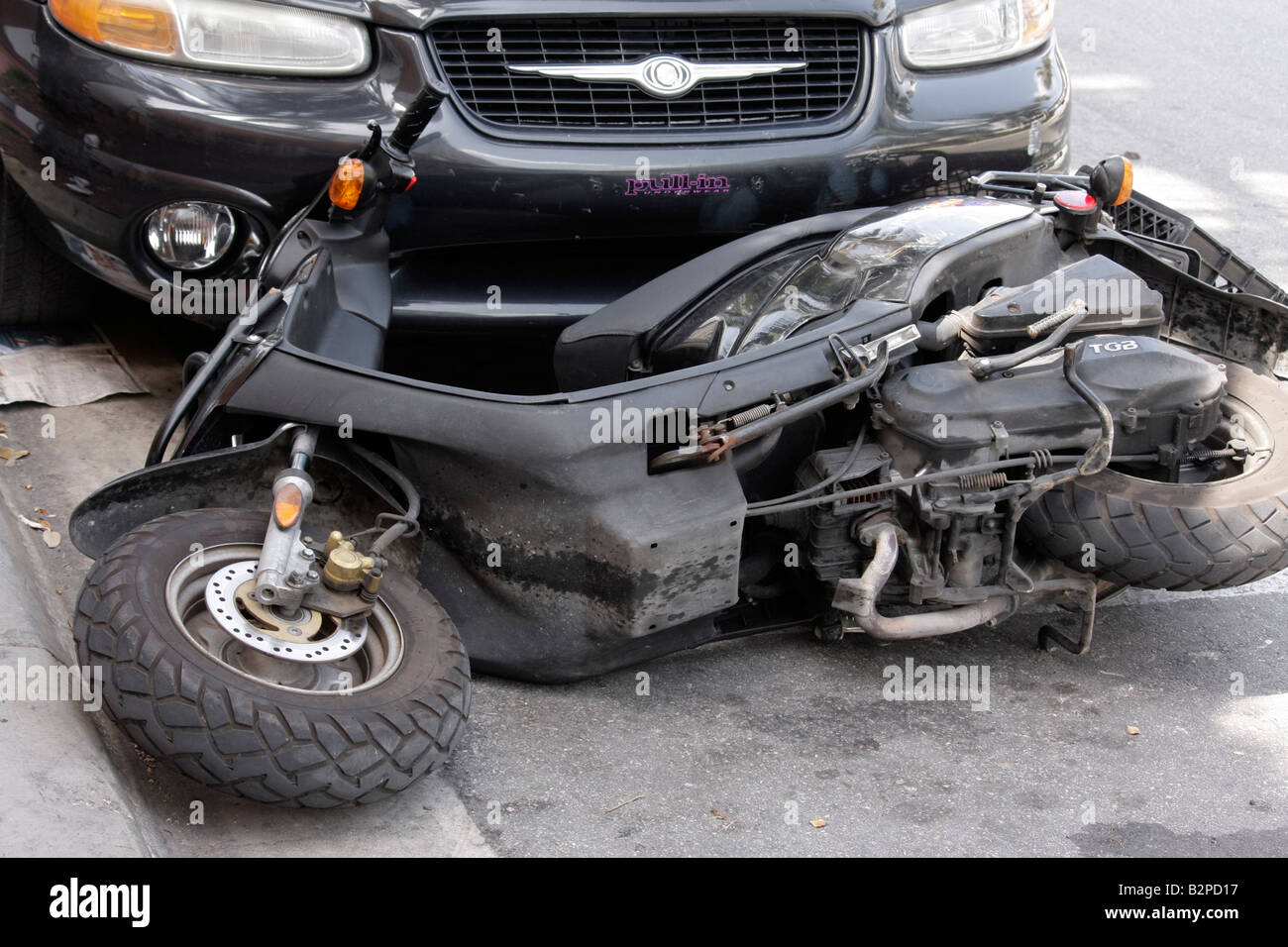 Miami Beach Florida, Washington Avenue, scooter, moto, ribaltamento, caduta sul marciapiede, danni, parcheggio, auto, auto, incidente, FL080513013 Foto Stock