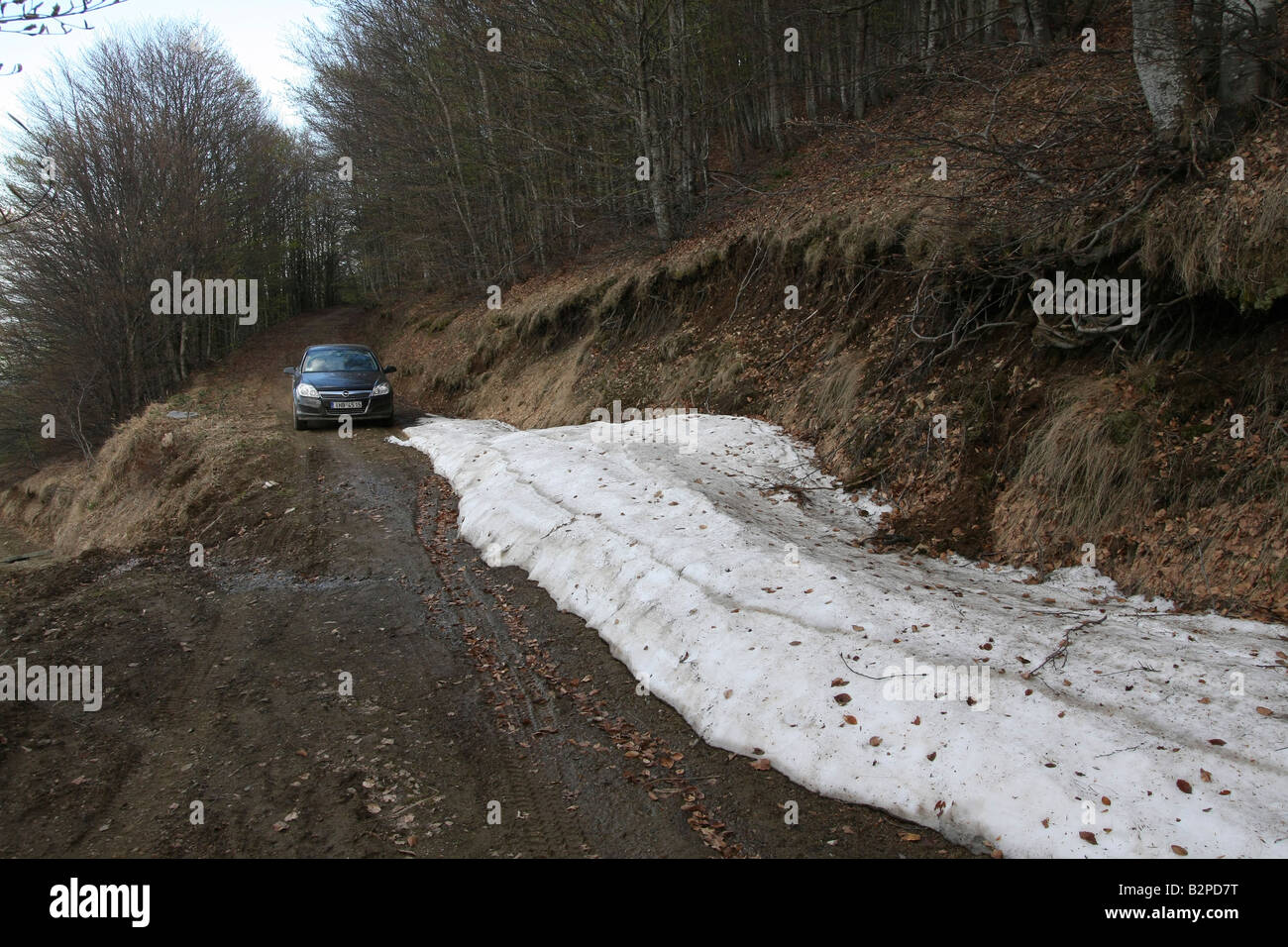 Grecia Macedonia Korifi villaggio una coperta di neve su strada sterrata in montagna che porta al villaggio Foto Stock