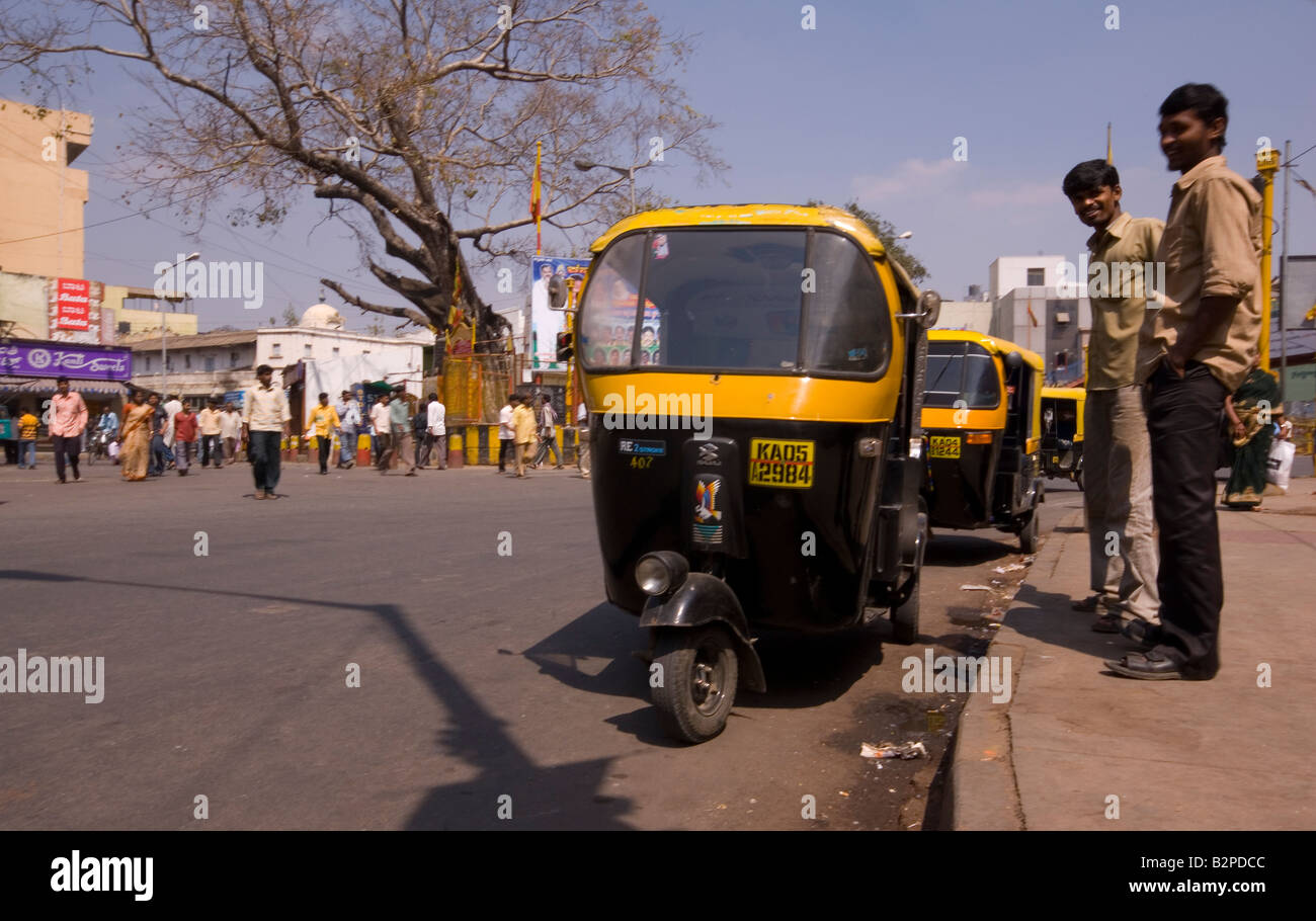 Autorickshaws e driver (Tuk Tuks), Bengaluru (Bangalore), a sud di Karnataka, India Foto Stock