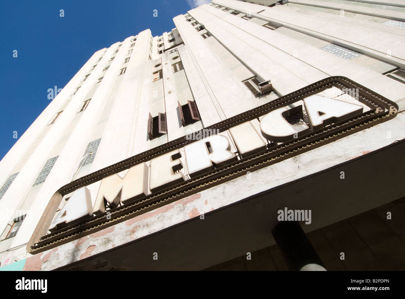 Rundown colonial art deco cinema edificio con America segno nel centro di Havana Cuba Foto Stock