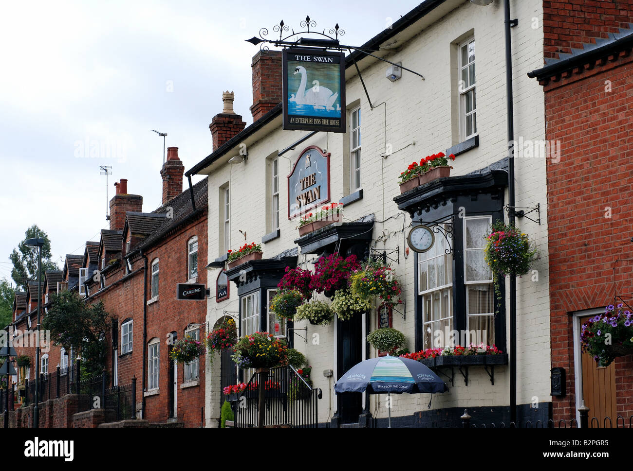 Il pub Swan e Swan Street, Alvechurch, Worcestershire, England, Regno Unito Foto Stock