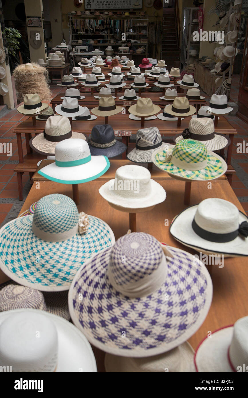 L'uomo ha fatto "Panama" cappelli sul display in un workshop a Cuenca in Ecuador. Foto Stock
