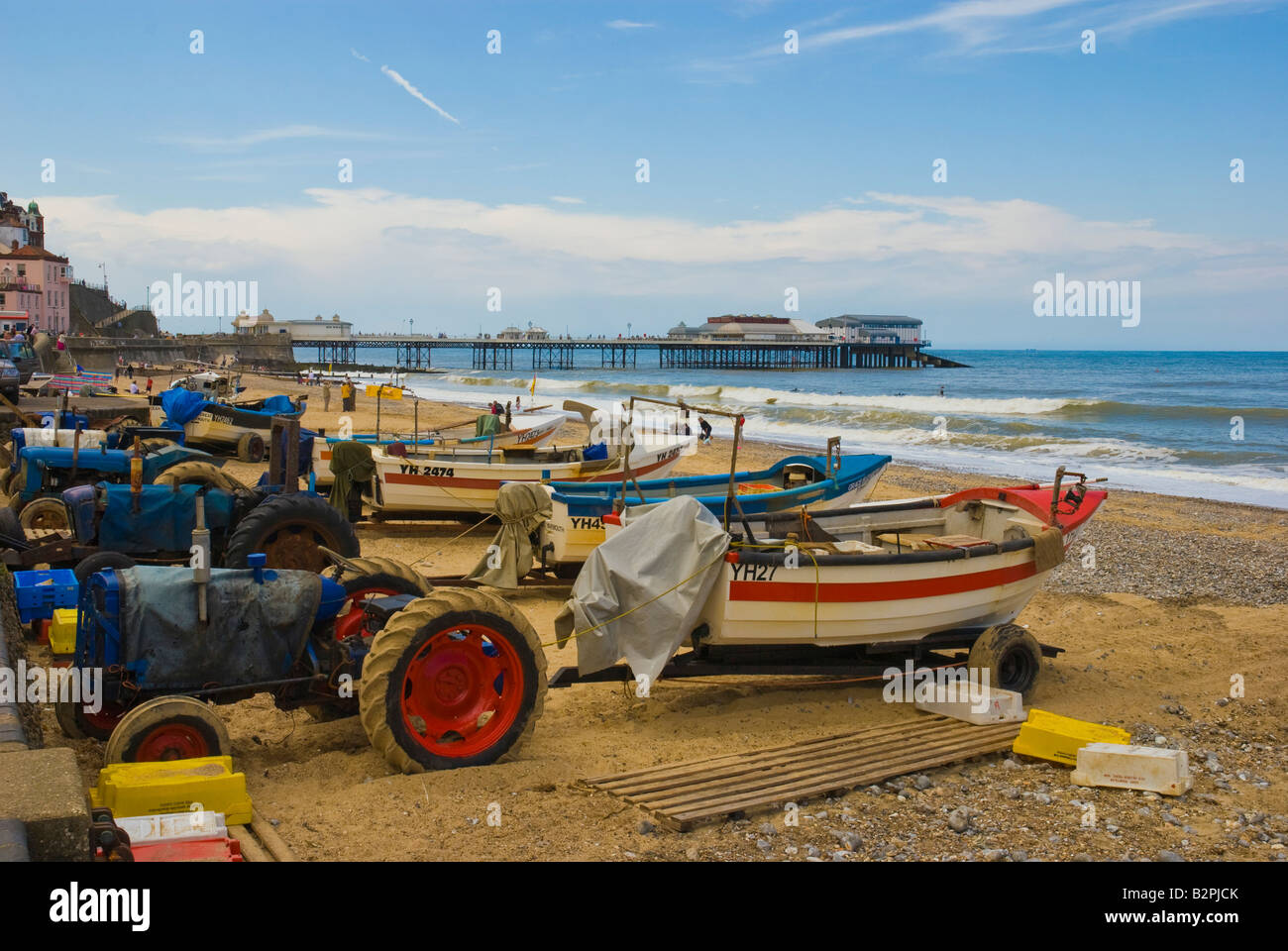 Barche da pesca e trattori sulla spiaggia a Cromer, Norfolk Foto Stock