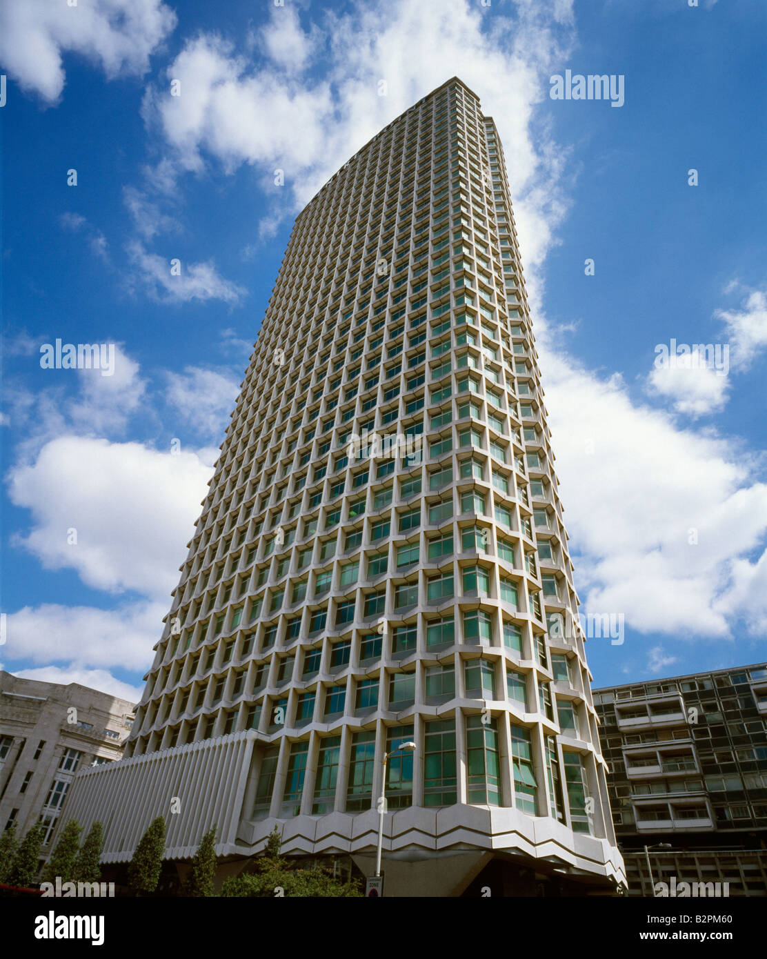 Il punto centrale di 35 piani di blocco di uffici. 101 New Oxford Street, Londra, Inghilterra, Regno Unito. Foto Stock