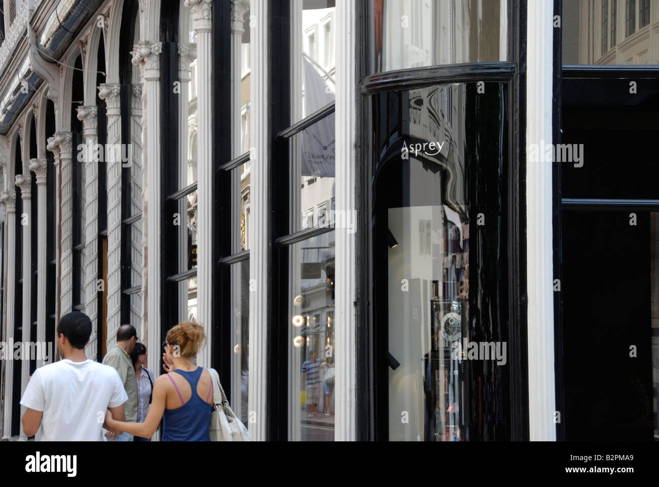 Gli amanti dello shopping passando Asprey gioiellerie nel nuovo Bond Street London Inghilterra England Foto Stock