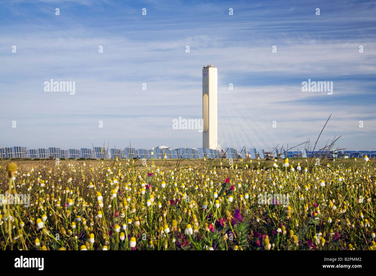 Il primo al mondo termoelettrici commerciali torre solare, vicino a Siviglia in Spagna. Foto Stock