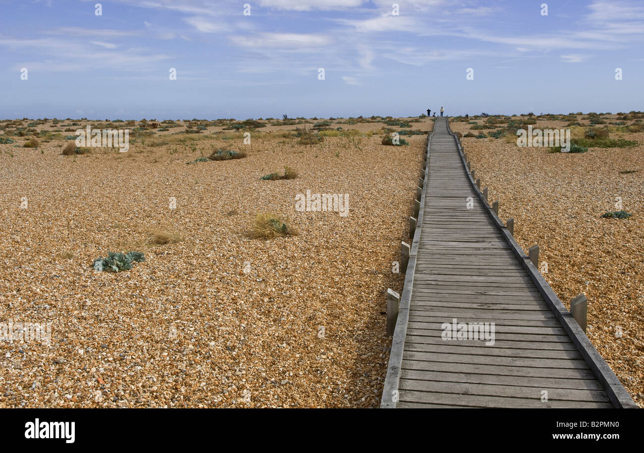 Passerella Pedonale si estende nella distanza lungo la spiaggia di ciottoli di Dungeness nel Kent Foto Stock