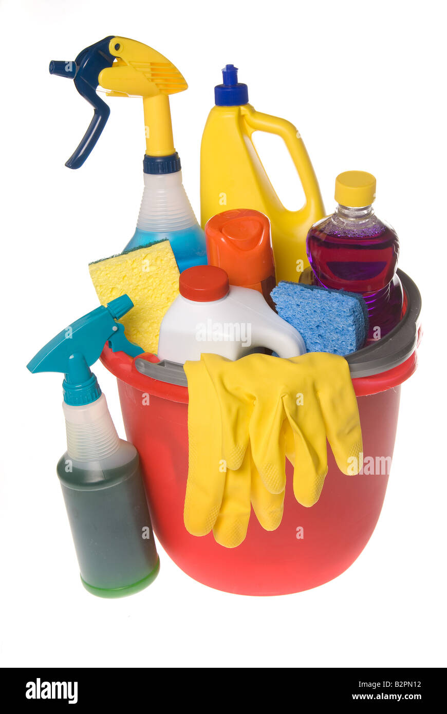 Una benna di materiali per la pulizia tra cui spugne guanti protettivi spray e versare i prodotti chimici isolati su bianco Foto Stock