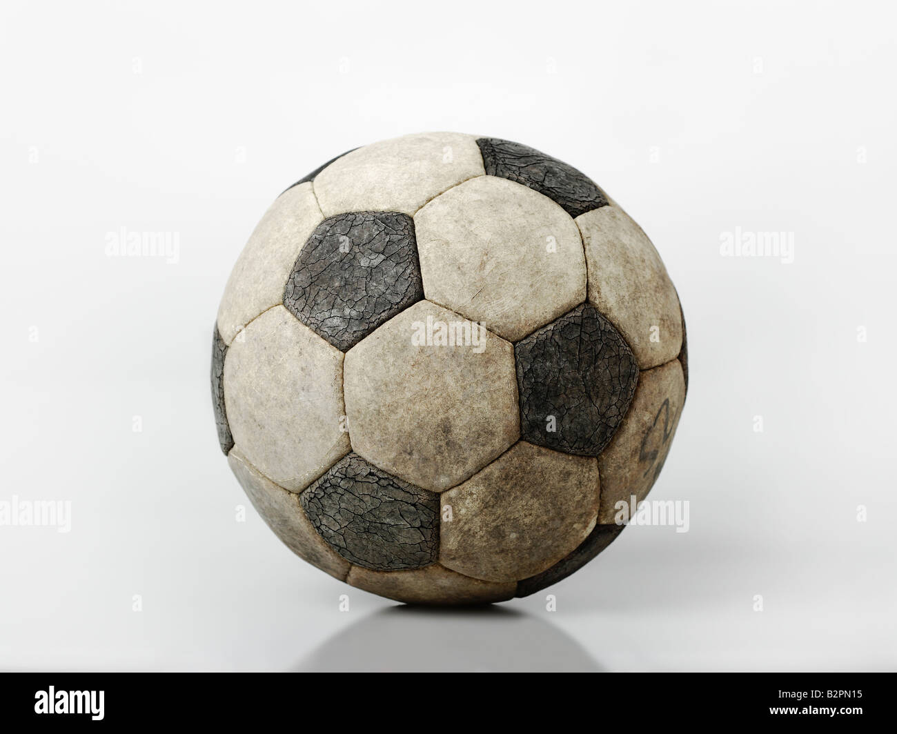 Indossato Pallone da calcio su sfondo bianco tagliato fuori Foto Stock