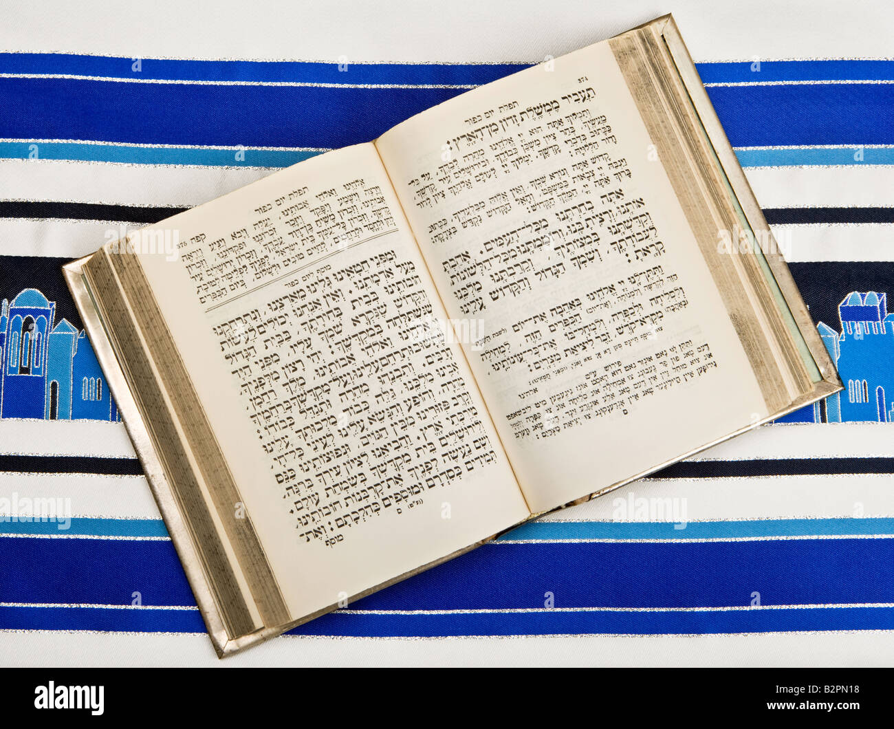 Una preghiera ebraica libro o Siddur, aperto e sulla parte superiore di una preghiera ebraica scialle o Tallit Foto Stock