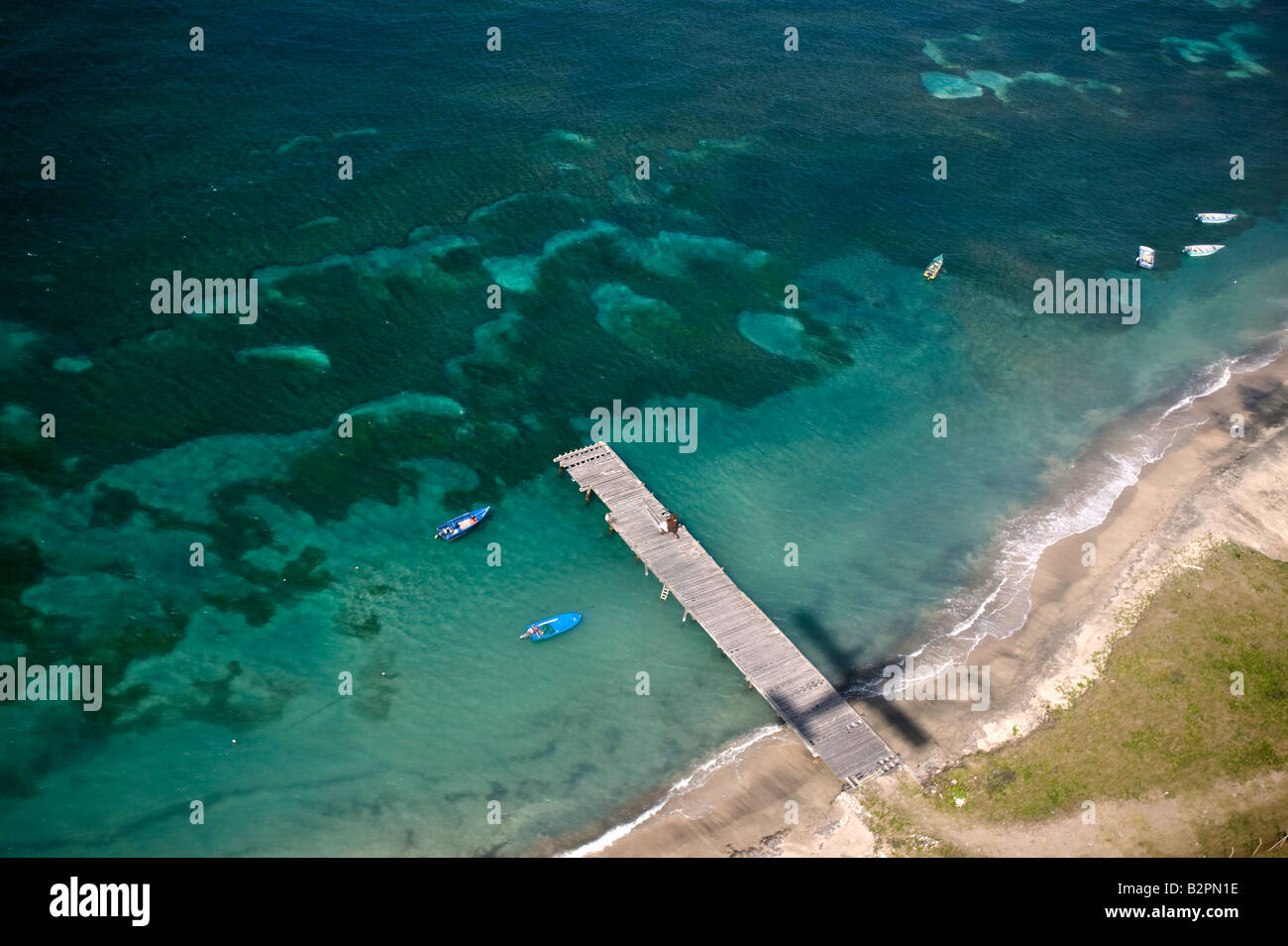 Un pontile e barche viste dall'aria Foto Stock