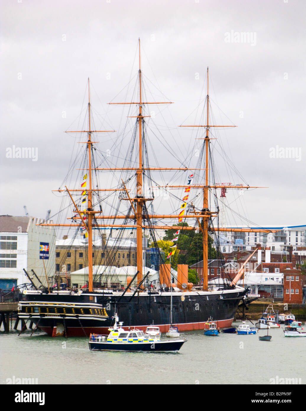 HMS Warrior in Portsmouth Porto con una piccola barca di polizia, England, Regno Unito Foto Stock