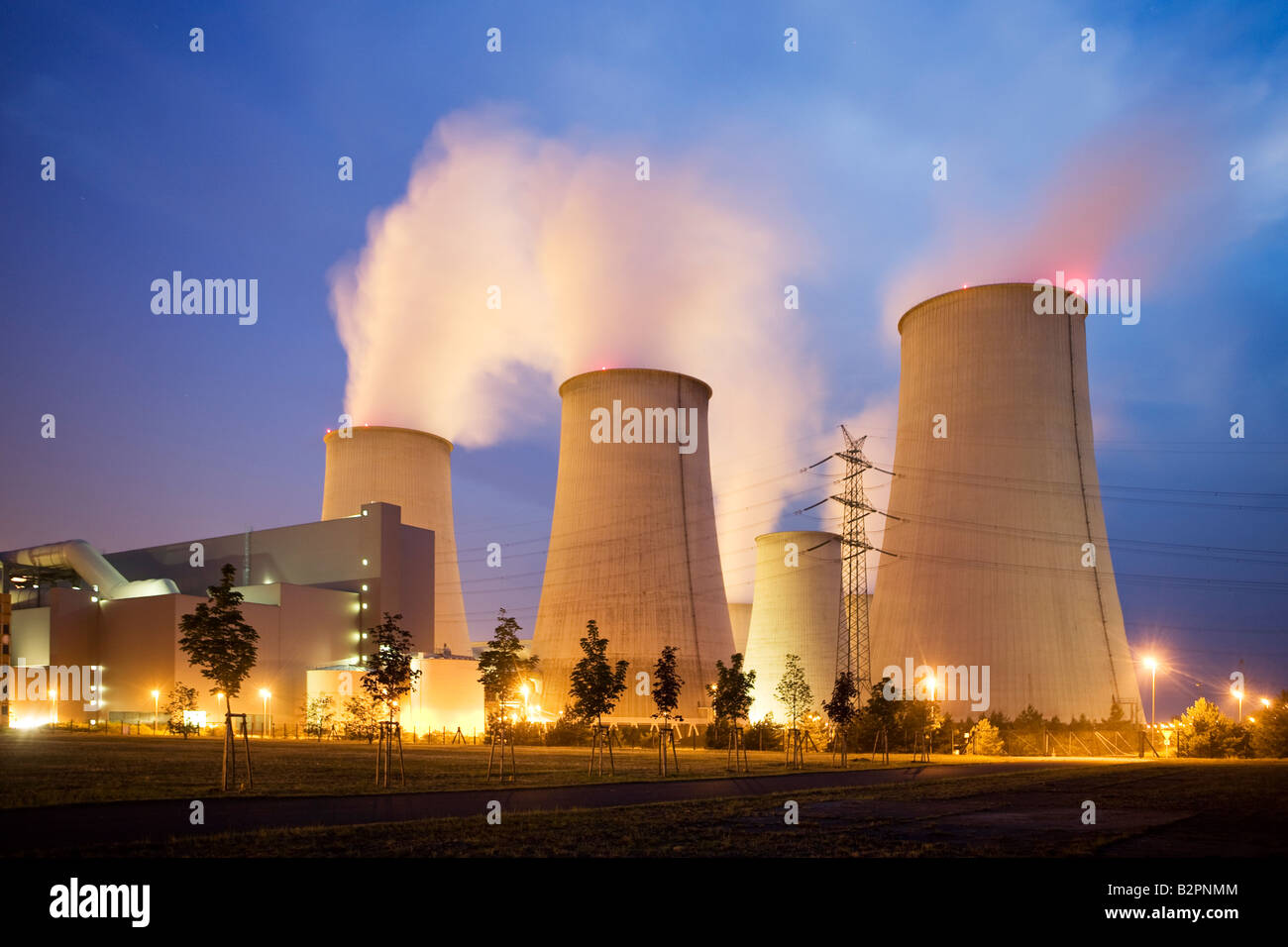 Vattenfall lignite power plant in Jaenschwalde al crepuscolo Brandenburg Germania Europa UE Foto Stock