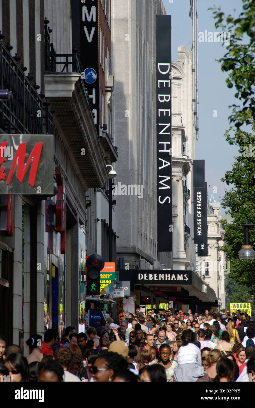 La Folla di acquirenti in Oxford Street London Inghilterra England Foto Stock