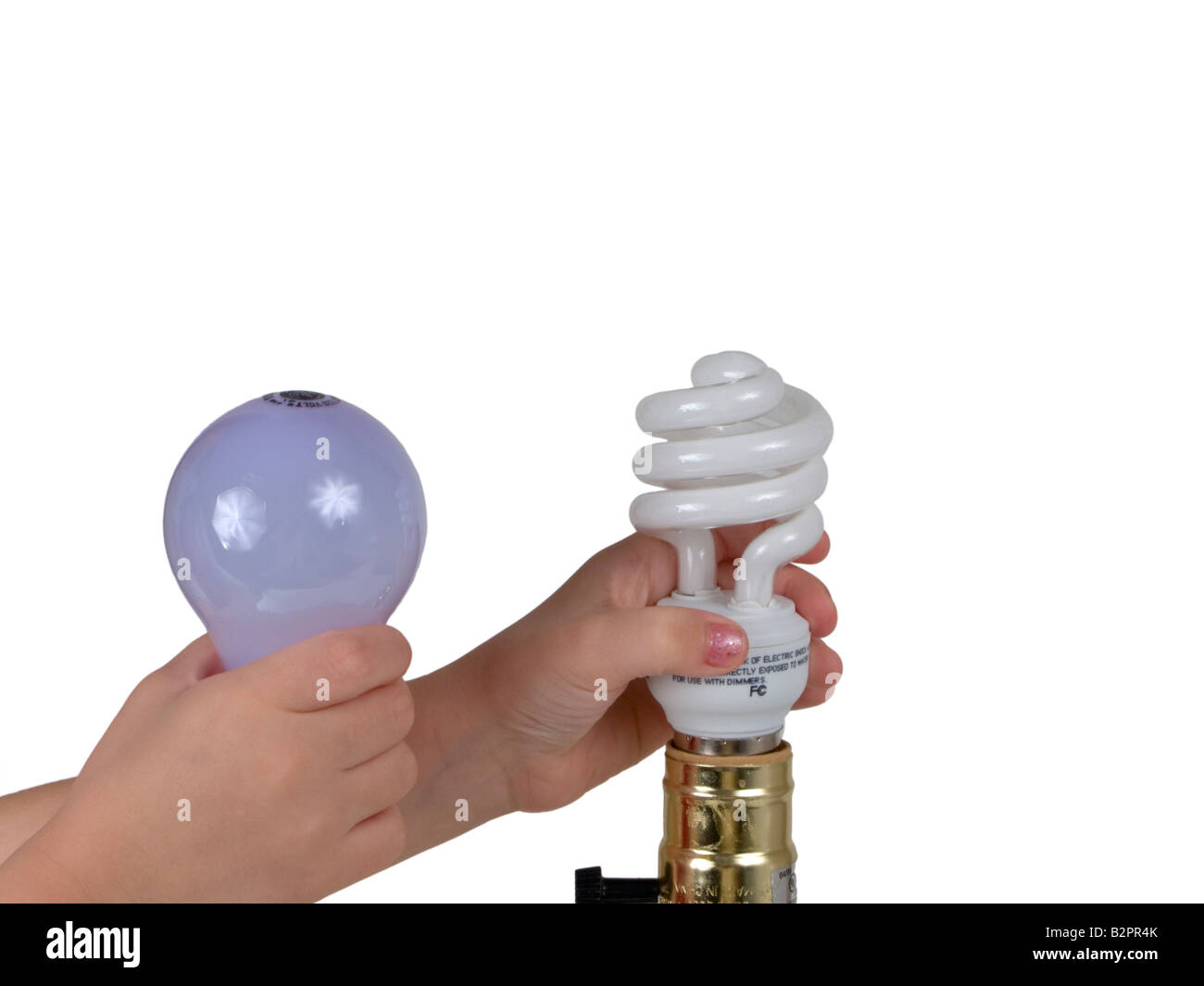 Bambino aiutando cambiare a risparmio energetico per lampade Foto Stock