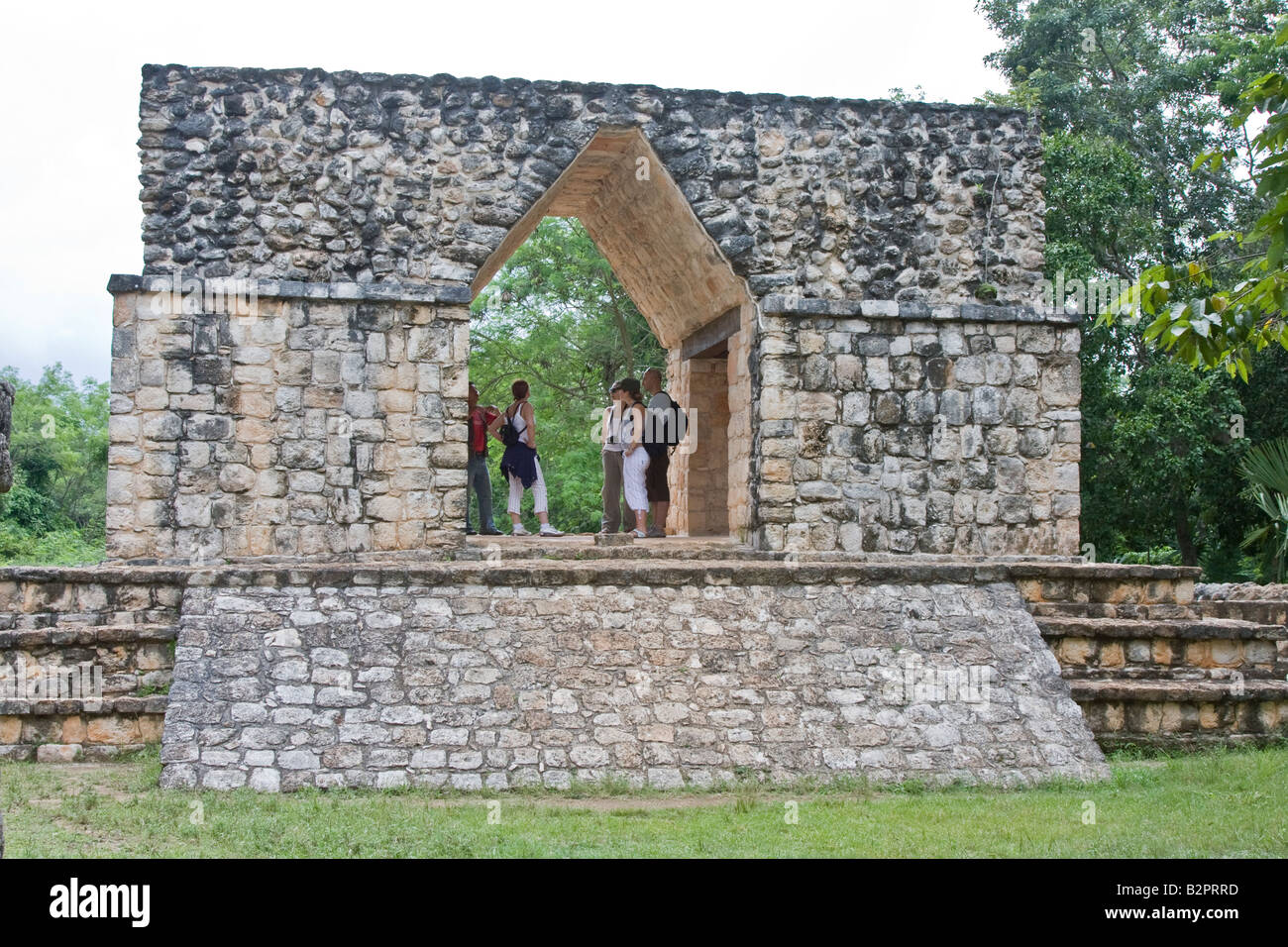 Gruppo di turisti sotto la famosa Mayan corbel arch a Ek Balam. Ek Balam è un Maya sito archeologico in Messico. Foto Stock