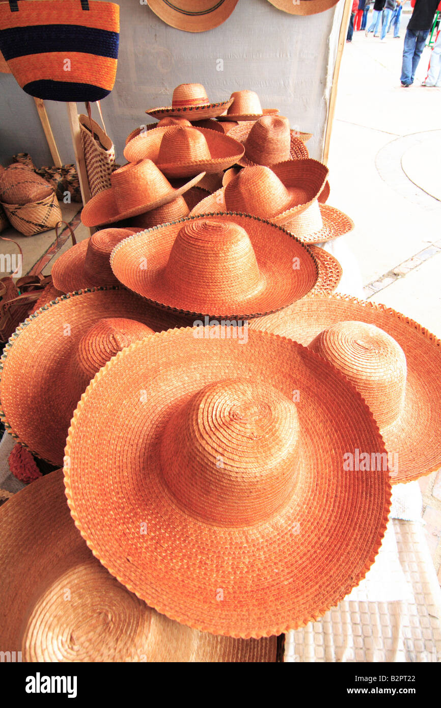 Cappelli fatti di fibra di noce di cocco, mercato di artigianato, Tunja,  Boyacá, Colombia, Sud America Foto stock - Alamy