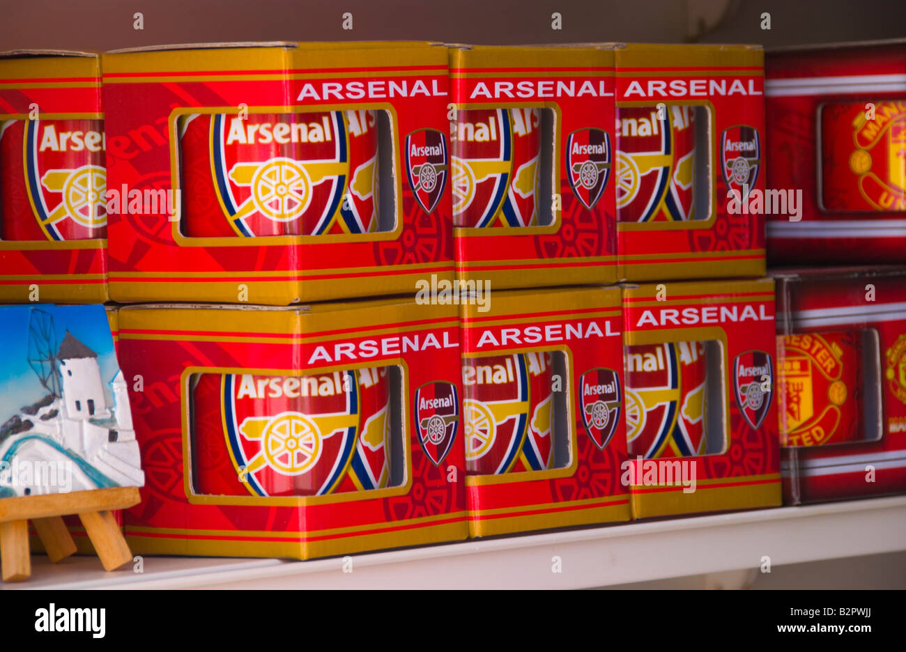 Soccer souvenir mug in negozio di articoli da regalo a Malia sul Greco isola mediterranea di creta GR EU Foto Stock