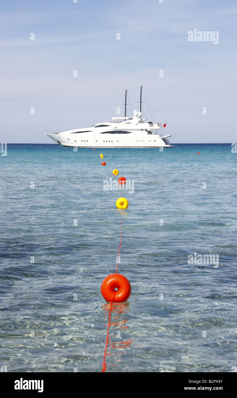 Barca a motore e la linea di boe Foto Stock