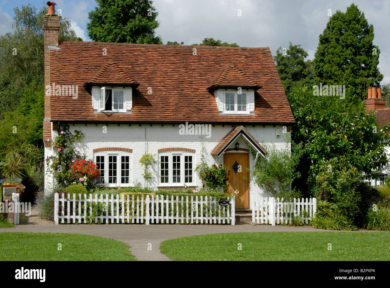 Grazioso cottage affacciato sul verde Brockham, Brockam (tra Dorking e Reigate, Surrey, Inghilterra, Gran Bretagna, Regno Unito, Europa. Foto Stock