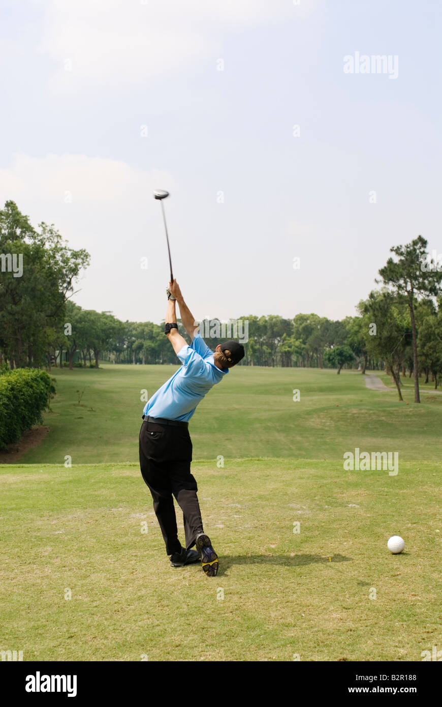 Vista posteriore del golfista giocando a golf Foto Stock
