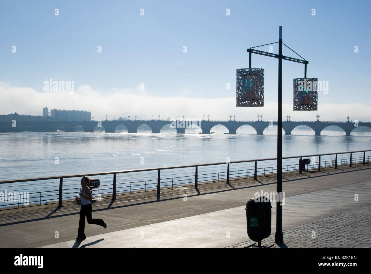 In Europa la Francia Bordeaux riverside gironde Pont de Pierre Foto Stock