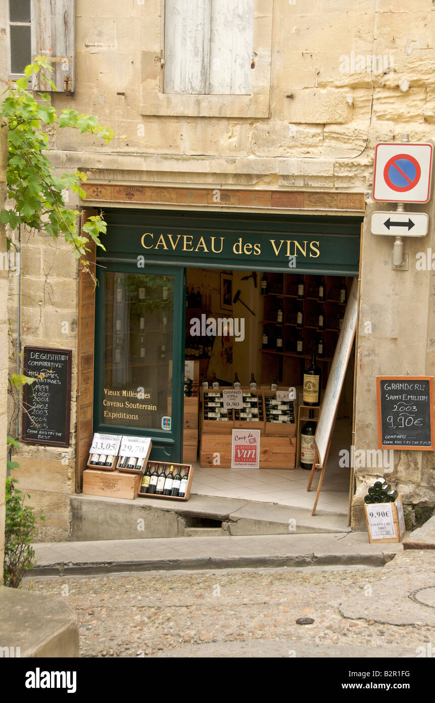 Esterno di un negozio di vino a Saint Emilion. Gironde. Francia Foto Stock