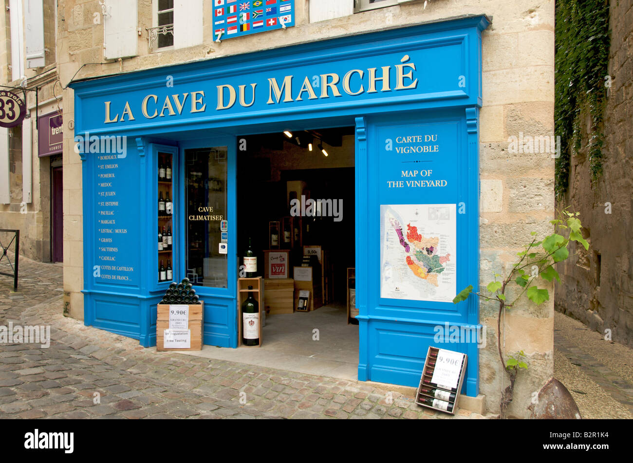 Esterno di un negozio di vino in Saint-Emilion, Gironde, Bordeaux, Francia Foto Stock