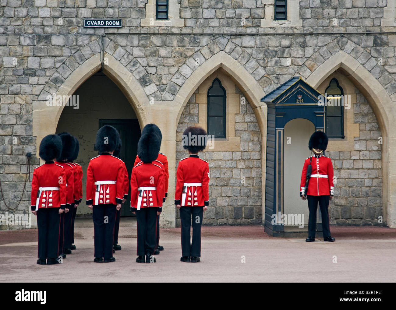 Queen's guardie al di fuori Guardroom, il Castello di Windsor, Berkshire, Inghilterra Foto Stock