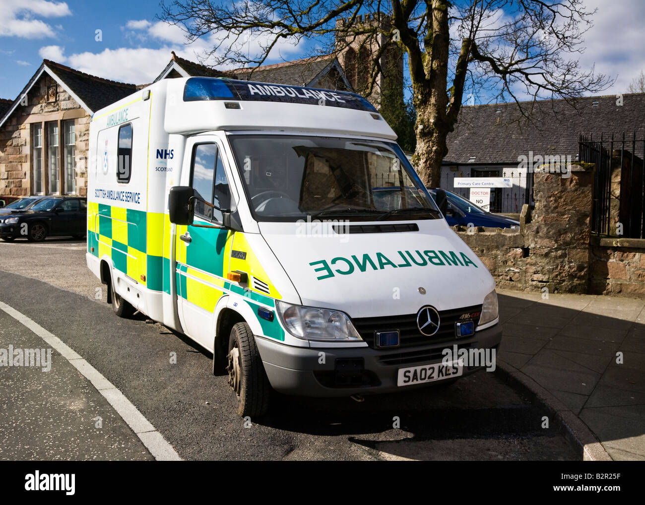 Una Mercedes Benz 416 CDI NHS ambulanza parcheggiato a lato strada, Scozia. Foto Stock